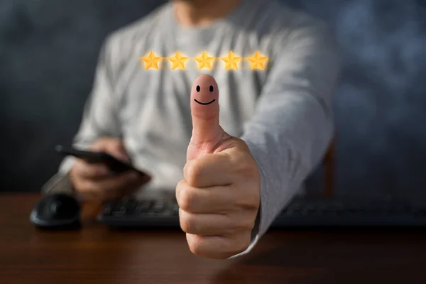 Conceito Satisfação Cliente Mão Com Polegar Para Cima Emoção Positiva — Fotografia de Stock