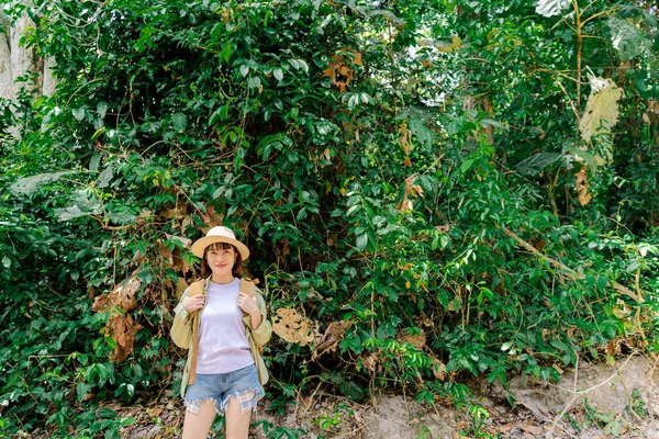 Portré Egy Nőről Hátizsákkal Szalmakalapban Erdőben Egy Mosolygós Lányról Egy — Stock Fotó