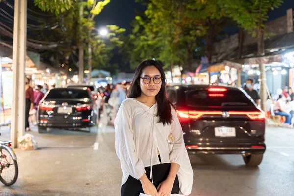 Портрет Жінки Мандрівника Таїланду Подорожній Відпочинок Знаменитій Вулиці Chatuchak Вихідних — стокове фото