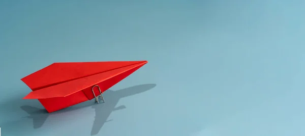 Mavi Arka Planda Kırmızı Kağıt Uçak Olan Hırs Hedef Kavramı — Stok fotoğraf