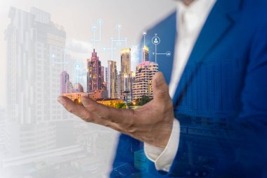 Akıllı şehirde gelişmiş iletişim ve küresel internet ağı bağlantısı. Gelecekteki 5G kablosuz dijital bağlantı ve sosyal medya ağı kavramı .