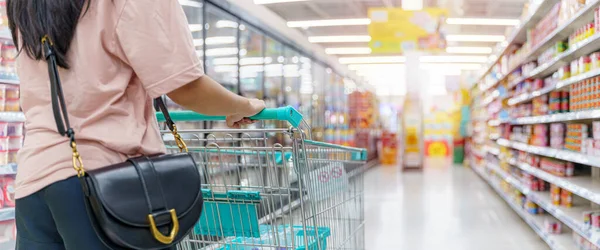 Mujer Haciendo Compras Comestibles Supermercado Ella Está Empujando Carro Compra — Foto de Stock