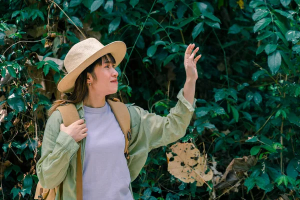 女性は幸せな森の中の旅行生活の中で立って こんにちは手を振った ウェルネスコンセプト タイの自然と調和した屋外休日の冒険 — ストック写真