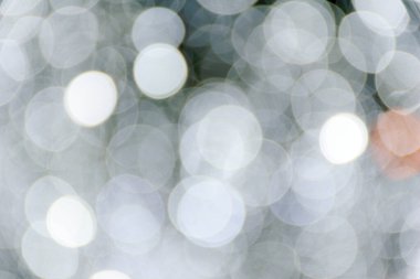 Parıldayan klasik ışıklar arka planında. Gümüş, altın ve beyaz. Odaklanamıyorum. Beyaz, gümüş renkli eski ışıklar festivaller ve kutlamalar için arka planda odaktan çıkarıldı