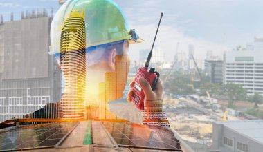 Güneş enerjisi geçmişinde kaskı olan bir mühendis. Doğal enerji konsepti ile ilgili bir iş. Çifte maruz kalma, güneş panelleri yenilenebilir enerji ve ekoloji