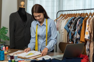 Terzi odada bir gece elbisesi tasarlıyor. Terzi en iyi performansını sergiliyor, kumaşın rengini ve kumaşını seçiyor. Tasarımcı kavramı. 