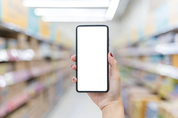Großaufnahme Hält Eine Frau Einkaufszentrum Ihr Smartphone Mit Weißem Bildschirm — Stockfoto