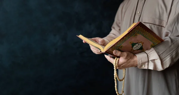 Blisko Muzułmanina Czytającego Święty Koran Muzułmańskie Ręce Modlą Się Trzymają — Zdjęcie stockowe