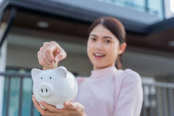 Feliz Mulher Asiática Tubeting Porquinho Banco Para Economizar Dinheiro Para — Fotografia de Stock