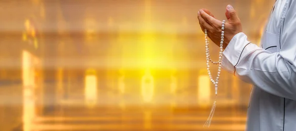 Мусульманин Поднимает Руки Молиться Тасби Мечети Помещении Сосредоточьтесь Hands Religious — стоковое фото