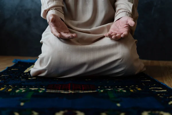 Saudações Ramadan Kareem Homem Com Contas Oração Mesquita Homem Muçulmano — Fotografia de Stock