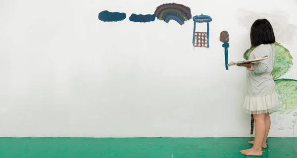Kind Mädchen Mit Pinsel Malwand Rückansicht Gemälde Eines Niedlichen Kleinen — Stockfoto
