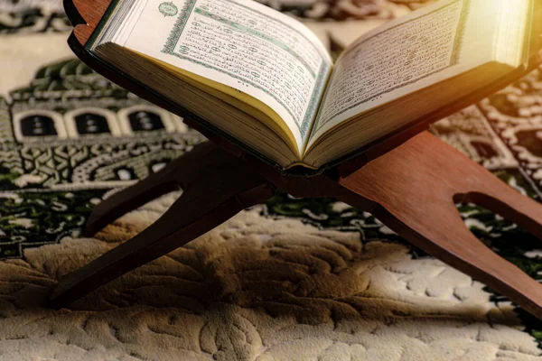 Der Arabische Heilige Koran Und Ein Gebet Symbol Des Islam — Stockfoto