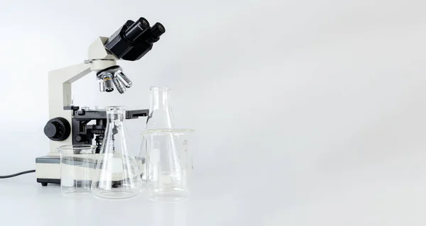 현미경 페트리 측면의 배경에 분리되어 램프와 쌍안경 시험관 실험실 — 스톡 사진