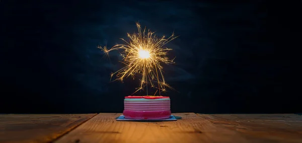 Sikeres Ünneplés Koncepció Tortán Van Egy Tűzijáték Ami Megvilágítja Fényt — Stock Fotó