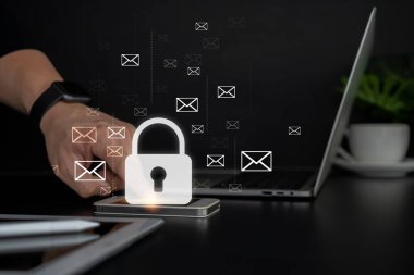 Erkek parmak akıllı telefon kilidi ikonu, iş teknolojisi. Bir siber güvenliği korsan saldırılarından koru ve müşterilerin gizli verilerini kaydet. Yazan eller üzerinde asma kilit hologramı simgeleri.