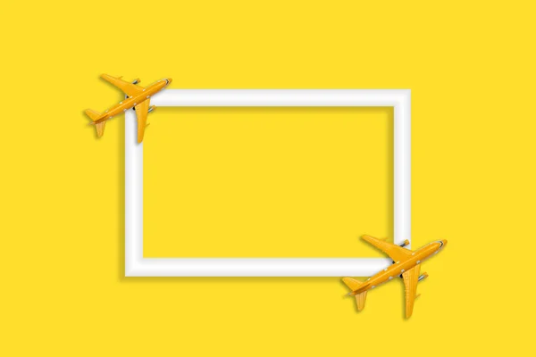 Вид Сверху Желтой Модели Самолета Белая Рама Желтом Фоне — стоковое фото