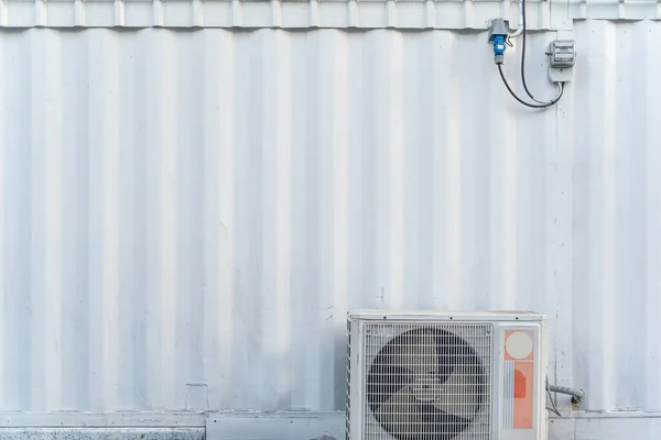 Klimaanlage Kompressor Außeneinheit Außerhalb Des Gebäudes Installiert Klimaanlage Kompressor Außerhalb — Stockfoto