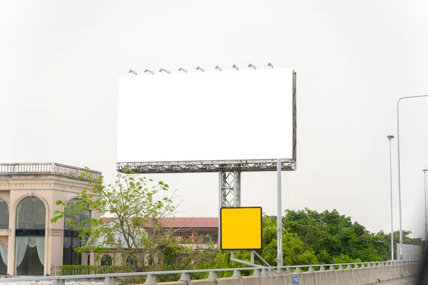 화이트 빌보드에 나무가 있습니다 방콕의 도로에 백지로 광고판에 집중하라 — 스톡 사진