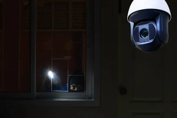 Cctvカメラは 家の中で毛むくじゃらのものを示す バラクラバと手袋をした黒いスーツを着た泥棒はCctvに捕らえられ夜家に忍び込む時の監視カメラ — ストック写真