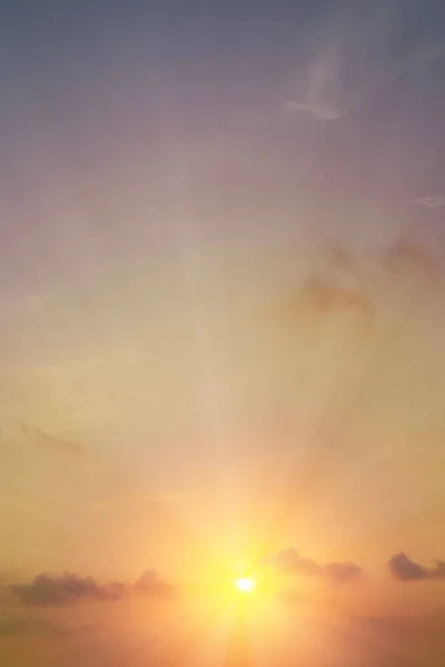 Драматичний Ранковий Схід Сонця Лінією Неба Помаранчевому Жовтому Пурпуровому Тлі — стокове фото