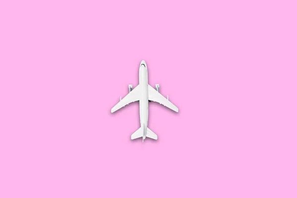 夏のコンセプトで旅行のフラットレイデザイン コピースペース付きの空白のピンクのパステルカラー画面上の飛行機のトップビュー パステルカラーの背景コンセプトで夏の旅を — ストック写真