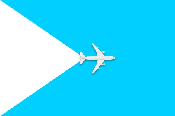 白色和黄色背景的微型玩具飞机的平面布局 蓝色背景的旅行物品 旅行和旅游概念 — 图库照片
