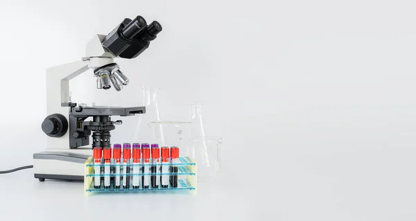 Microscope Est Sur Fond Blanc Laboratoire Scientifique Matériel Médical Effectuer — Photo