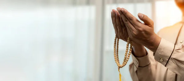 Młody Muzułmanin Modlący Się Domu Religijny Arabski Muzułmanin Trzymający Święty — Zdjęcie stockowe