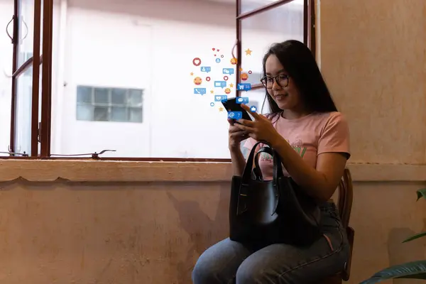 Akıllı Telefon Kullanan Gülümseyen Bir Kadın Ele Tutuşan Akıllı Telefon — Stok fotoğraf