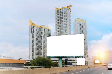 Açık hava reklamları için boş şablon ya da şehir otobanlarındaki boş reklam panoları için. Reklam konsepti, kırpma yolları ekranda. Ürün gösterimleri, tanıtım posterleri için kullanılabilir.