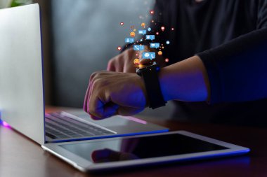 İş adamı elimizdeki akıllı saate, dünya küresi ile hud hologramına, dünya çapında sosyal ağa bakar. İletişim ve çevrimiçi ağ kavramı