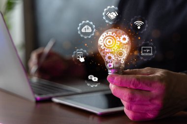 El ele tutuşan ampul, küresel internet bağlantısı bulut hesaplaması. Business global internet bağlantısı uygulama teknolojisi, dijital pazarlama, Finansal ve bankacılık, Dijital bağlantı teknolojisi, büyük veri.