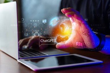 Yapay Zeka teknisyeni, iş adamı yapay zekayla sanal küresel internet bağlantısı sohbeti gösteriyor. Yapay Zeka, komut kullanarak bir şey üretiyor. Gelecekteki teknoloji dönüşümü.