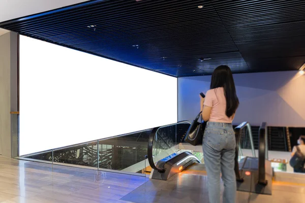 在公共场所张贴大而平的海报 购物中心 机场大楼 办公楼或地铁站的自动扶梯附近的广告牌模型 3D渲染 — 图库照片