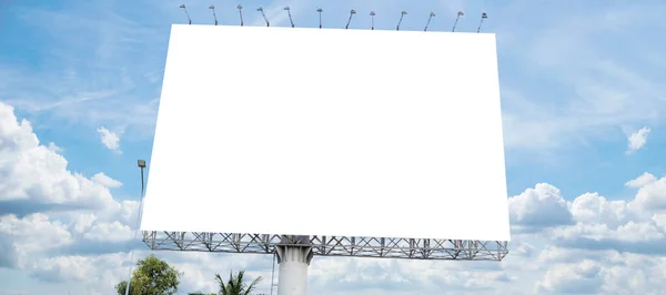空白白色广告牌 有空间添加你自己的文字 背景白云和蓝天用于户外广告 横幅与剪贴路径 — 图库照片