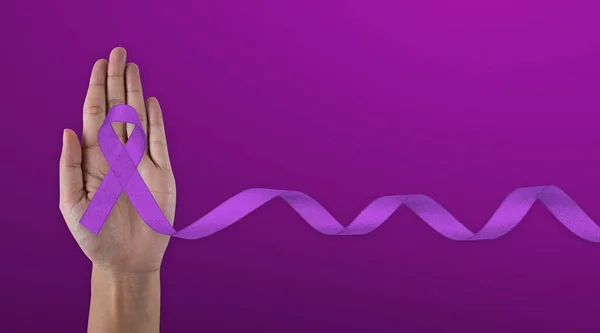 Руки Держат Фиолетовую Фиолетовую Ленту Белой Ткани Копировальным Пространством Рак — стоковое фото