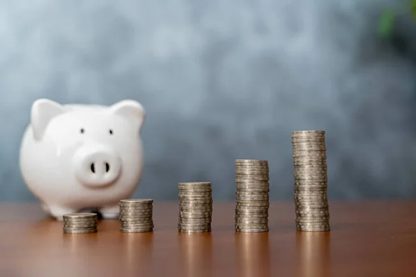 Piggy Bank Dengan Koin Meja Kayu Tua Tumpukan Koin Dan — Stok Foto