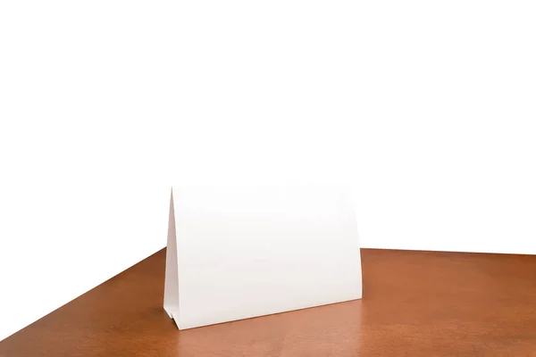 Biała Karta Namiotowa Kartka Papieru Drewnianym Stole Białe Pojedyncze Tło — Zdjęcie stockowe