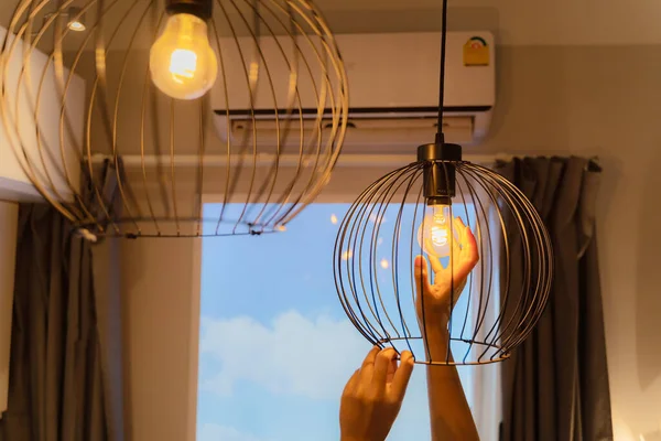 Mudança Lâmpada Led Elétrica Luz Casa Mulher Mudando Lâmpada Candeeiro — Fotografia de Stock