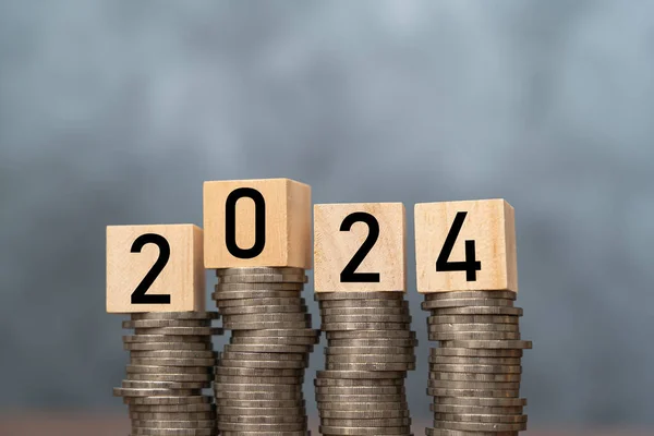 木块立方体从2024年开始堆放硬币 以设定客观的目标商业成本和新年概念的预算计划 自由的空间可以放广告材料 — 图库照片