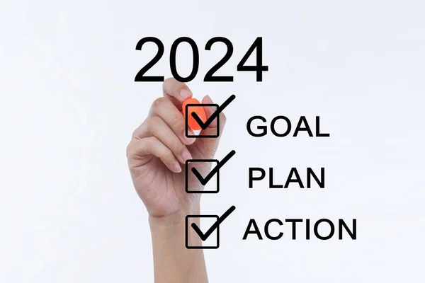 女人的手拿着一支有2024年目标的手感笔 写下了今年的目标 计划和行动清单概念 商人在2024年创办了公司 新春2024 — 图库照片