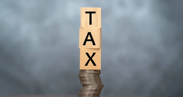 Fiscaal Concept Fiscaal Woord Munten Zwarte Achtergrond Word Tax Geschreven — Stockfoto