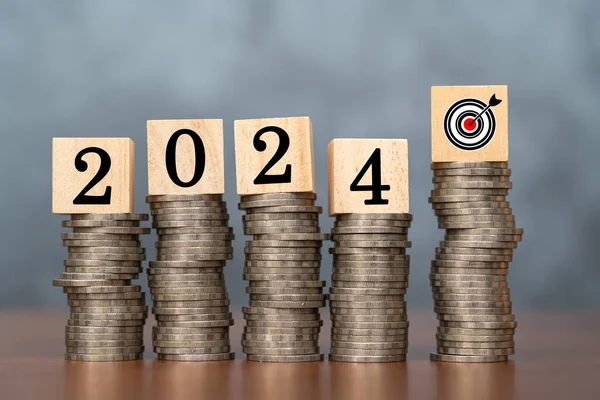 2024木制立方体和目标在黑色背景和复制空间的硬币堆栈 新的2024年的储蓄设想和投资财务计划 — 图库照片