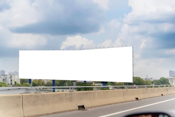 城市公路上的广告概念 户外广告空白模板或空白广告牌 屏幕上有截断路径 可用于产品展示 促销海报 — 图库照片