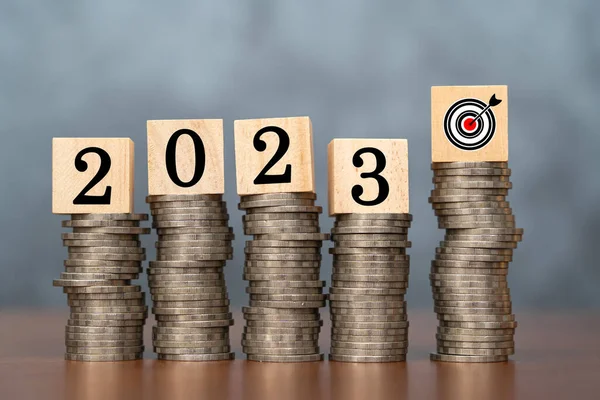 2023木制立方体和目标在黑色背景和复制空间的硬币堆栈 新的2023年的储蓄设想和投资财务计划 — 图库照片