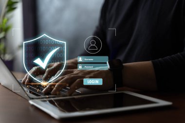 Verileri korumak için siber güvenlik ve gizlilik kavramları. Simge ve internet ağ güvenlik teknolojisini kilitle. Kişisel verileri dizüstü bilgisayarlarda ve sanal arayüzlerde koruyan iş adamları.
