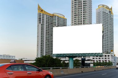 Güzel bulutlu mavi gökyüzü arka planındaki şehir otoyolları boyunca uzanan büyük boş reklam panoları ürün sergisi ve tanıtım posterleri için kullanılabilir. Şehir sokakları için açık hava reklam afişleri.