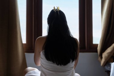 Otel odaları iyi bir uykuyla rahattır. Asyalı kızların yatakta rahat bir yaşam tarzı. İyi sabahlar, dinlenerek ve tembelce dinlenerek uyanın..
