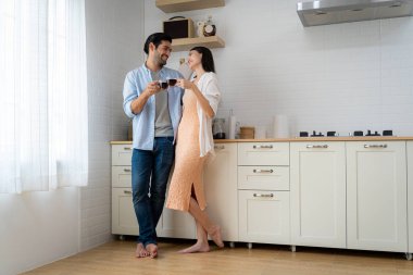 Dağlardaki modern terasta kahve ya da çay içen güzel bir çift. Uzayı kopyala Mutlu çift kahve içiyor ve birlikte eğlenirken gün için planlar yapıyor. Romantik konsept.